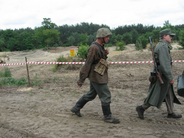 Rekonstruktorzy przemieszczają się na stanowiska #Militariada2011 #NowaDęba #RekonstrukcjaHistoryczna