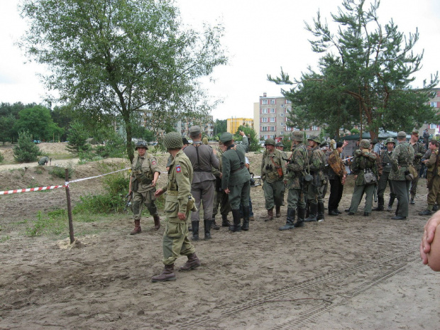 Rekonstruktorzy przemieszczają się na stanowiska #Militariada2011 #NowaDęba #RekonstrukcjaHistoryczna