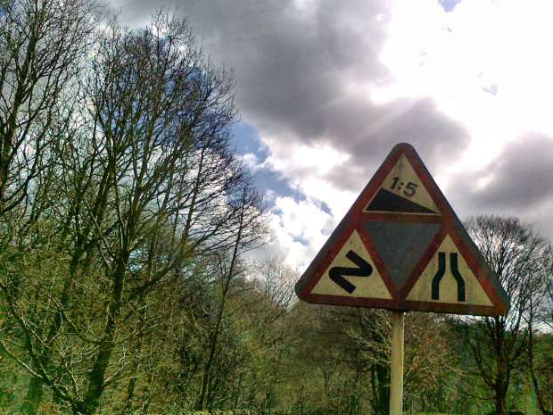 na drodze jak w życiu - nie ma łatwo, zakręty, górki i cieśniny.. #Anglia #WestYorkshire #Baildon #Heaton