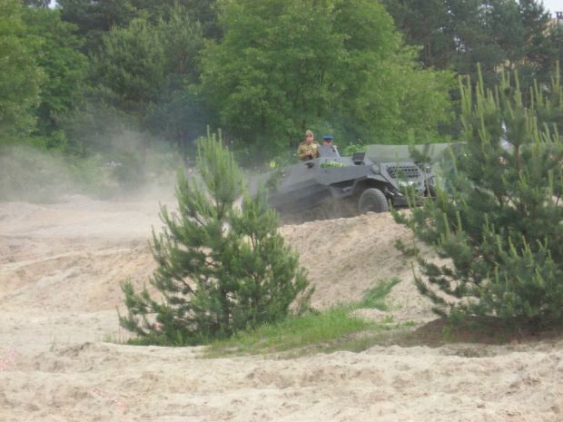 Patrol czerwonoarmistów na zdobycznym transporterze #Militariada2012 #NowaDęba #RekonstrukcjaHistoryczna