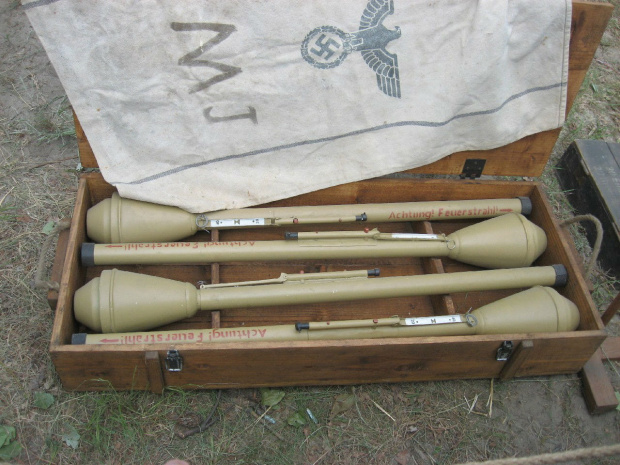 Niemieckie Panzerfaust 30 w skrzyni transportowej #Militariada2012 #NowaDęba #RekonstrukcjaHistoryczna