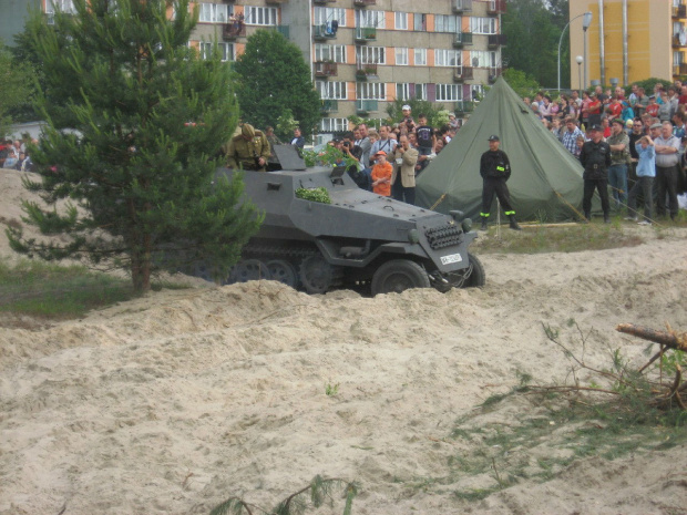 Patrol czerwonoarmistów na zdobycznym transporterze #Militariada2012 #NowaDęba #RekonstrukcjaHistoryczna