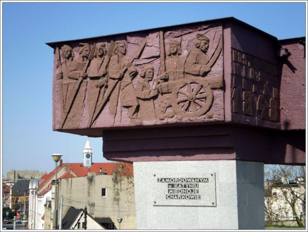 Gostyń - Pomnik Bohaterów Ziemi Gostyńskiej usytuowany na tzw. Górze Zamkowej.