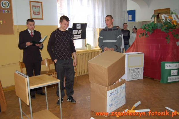 28 kwietnia 2010 młodzież pod kierunkiem Jadwigi Nowaczek zaprezentowała od dawna przygotowywany apel o tematyce antynikotynowej- fot. Iwona Cuch #Sobieszyn #Brzozowa