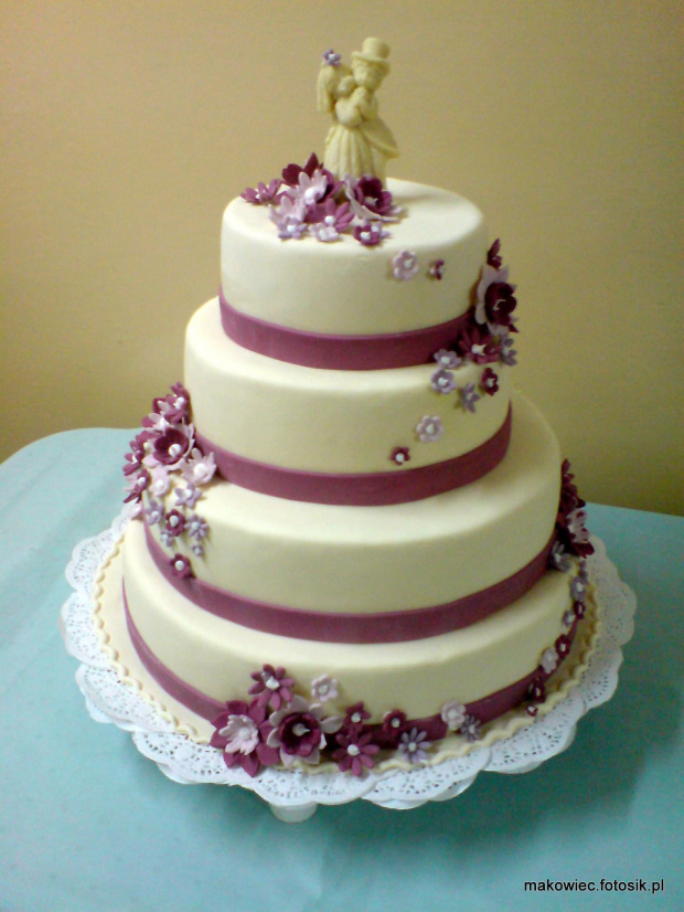 10-12 kg tort Ekri-fiolet - lilja z małą parą młodą #tort #wesele #impreza #kościół #uroczystość
