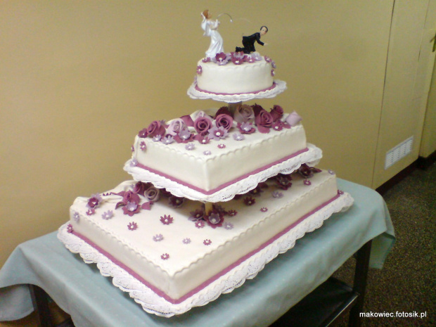 Tort 15 - 20 kg w kolorze biało -fiolet - lila róż z ucieksjacym Panem Młodym #tort #kościół #wesele #impreza