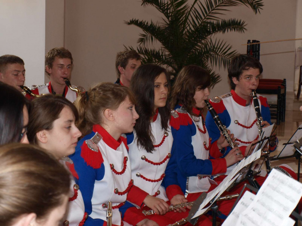 3 maja 2010 - występ w Warszawie. Orkiestra gra po raz pierwszy w nowych strojach.