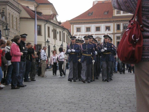 Praga - Zmiana warty przed Zamkiem Królewskim #praga #wycieczka #zwiedzanie #czechy