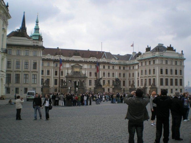 Praga - Plac Hradczański przed Zamkiem Królewskim #praga #wycieczka #zwiedzanie #czechy