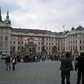 Praga - Plac Hradczański przed Zamkiem Królewskim #praga #wycieczka #zwiedzanie #czechy