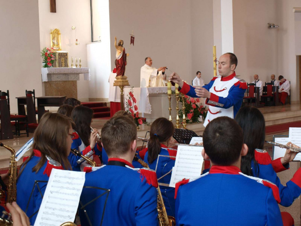 3 maja 2010 - występ w Warszawie. Orkiestra gra po raz pierwszy w nowych strojach.