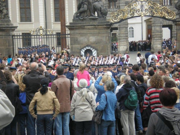 Praga - zmiany warty przed Zamkiem Królewskim #praga #wycieczka #zwiedzanie #czechy