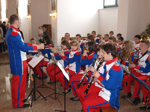 3 maja 2010 - występ w Warszawie. Orkiestra gra po raz pierwszy w nowych strojach.