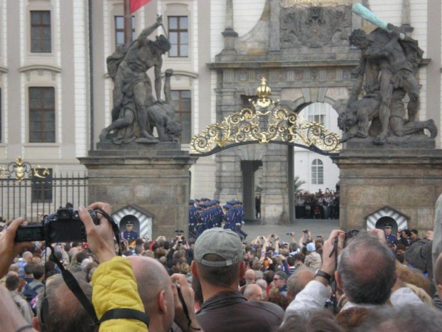 Praga - zmiany warty przed Zamkiem Królewskim #praga #wycieczka #zwiedzanie #czechy