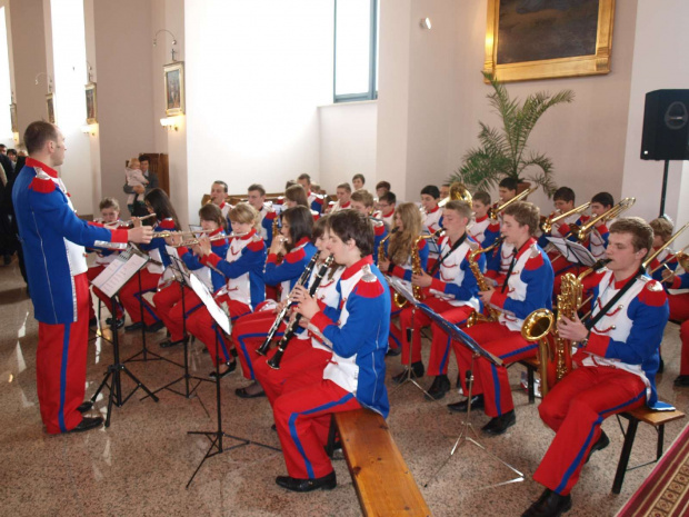 3 maja 2010 - występ w Warszawie. Orkiestra gra po raz pierwszy w nowych strojach.