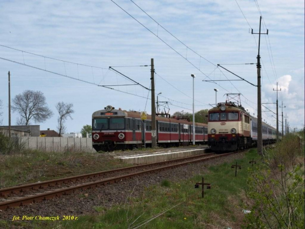 Mijanka na stacji Ustronie Morskie. Od lewej regio Kołobrzeg - Koszalin oraz TLK Kraków - Kołobrzeg.