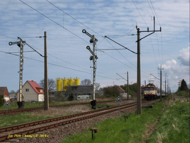 Wyjazd EP07-1052 z TLK Kraków - Kołobrzeg ze stacji Ustronie Morskie. Ciekawe zestawienie semaforów kształtowych oraz sieci trakcyjnej.