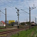 Wyjazd EP07-1052 z TLK Kraków - Kołobrzeg ze stacji Ustronie Morskie. Ciekawe zestawienie semaforów kształtowych oraz sieci trakcyjnej.