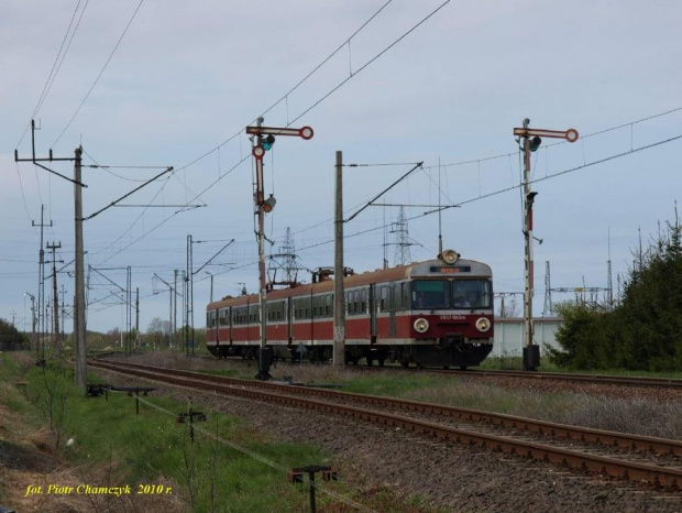 EN57-1945 jako regio Kołobrzeg - Koszalin wjeżdża na stację Ustronie Morskie