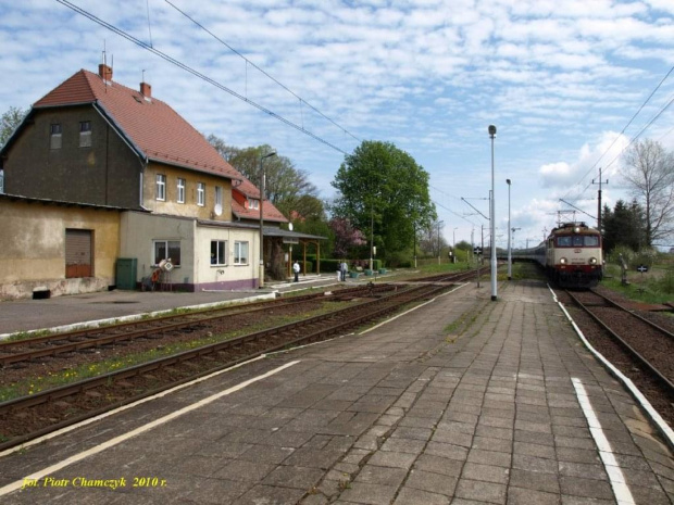 EP07-1052 z TLK rel. Kraków - Kołobrzeg wtacza się na stację Ustronie Morskie.
