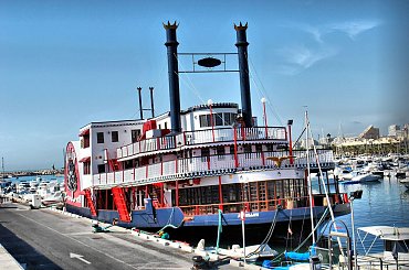 Hiszpania. Stetek, który plywal do Brazylii. Obecnie dyskotema #statek #prom #Hiszpania