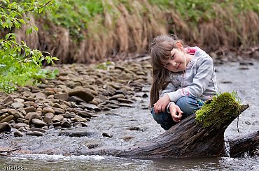Gdzie strumyk płynie z wolna... #portret #dzieci #ludzie #wiosna #strumyk #arietiss