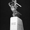 Pomnik "Nike" w Warszawie na pl. Teatralnym w nocy.
Skan ze zdjęcia 30x40 wykonanego w IX.1963 r.