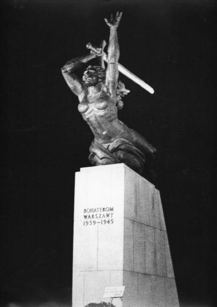Pomnik "Nike" w Warszawie na pl. Teatralnym w nocy.
Skan ze zdjęcia 30x40 wykonanego w IX.1963 r.