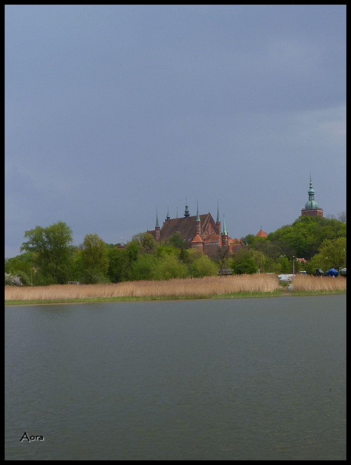 widok na Katedrę we Fromborku z Zalewu Wiślanego ... Pozdrawiam cieplutko i dziękuję za miłe komentarze :O)