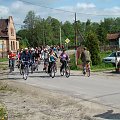 Peleton pokonuje zakręt koło GS Rytwiany #Pttk