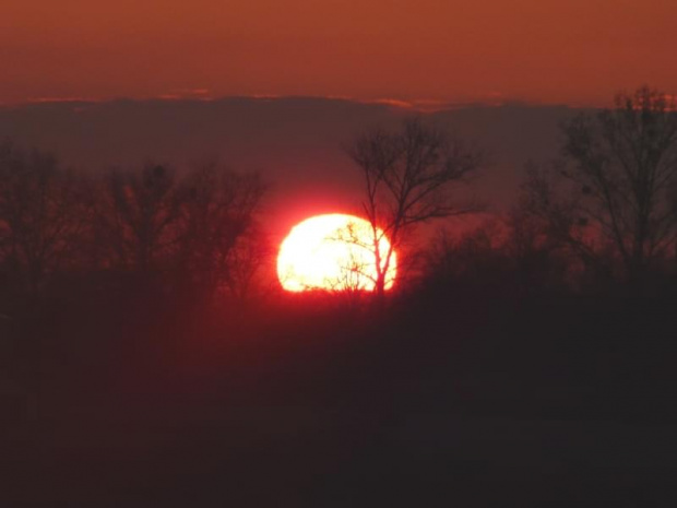 Słońce zanurza się pod horyzont.W momencie jak dolny brzeg tarczy dotyka horyzontu, to fizycznie słońce jest już pod horyzontem. Refrakcja atmosferyczna podnosi słońce o pół stopnia w górę i jest ono jeszcze widoczne. #zachód