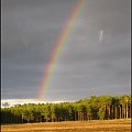 Tęcza sfotografowana przy powrocie z Tropical Islands w Krausnick niedaleko przed granicą w Świecku . Dodam że w Krausnick przed Naszym wyjazdem była burza . Fotki zrobione przez szybę w autokarze ...