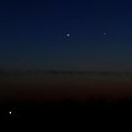 Z lewej Wenus, z prawej Merkury. Planety wewnętrzne (wewnątrz orbity ziemi), dla obserwatora z ziemi mogą odchylać się o ograniczony kąt w stosunku do słońca.
Wenus maksymalnie o 48 stopni, Merkury 23 stopnie. #planety