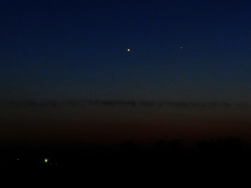 Z lewej Wenus, z prawej Merkury. Planety wewnętrzne (wewnątrz orbity ziemi), dla obserwatora z ziemi mogą odchylać się o ograniczony kąt w stosunku do słońca.
Wenus maksymalnie o 48 stopni, Merkury 23 stopnie. #planety