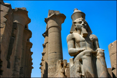 Ramzes II, zwany Wielkim (w źródłach greckich także jako Ozymandias) faraon, władca starożytnego Egiptu, z XIX dynastii, z okresu Nowego Państwa. Kontynuował, wyznaczone przez ojca Setiego I dążenie do odbudowy i rozbudowy Imperium, wzorując się na swy...