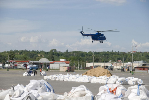 Śmigłowce w trakcie akcji ratunkowej w Sandomierzu