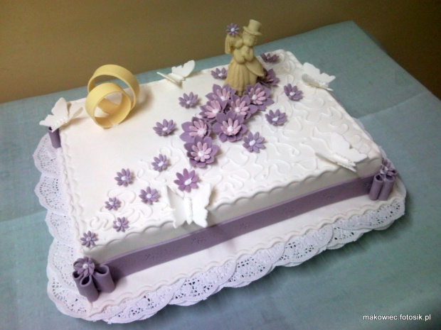 Tort weselny biało - fioletowy z kokardkami #wesele #tort #kościół #obrączki