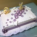 Tort weselny biało - fioletowy z kokardkami #wesele #tort #kościół #obrączki