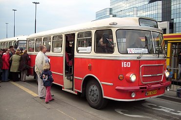 Przede wszystkim pojazdy zabytkowe obsługujące linię A #Ogórek #Ogórki #SAN #JelczMex272 #Jelcz043 #Ikarus260 #Solaris #Skoda #KarosaJelczPR110U #NocMuzeów