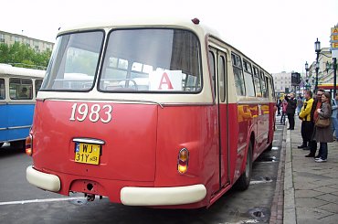 Przede wszystkim pojazdy zabytkowe obsługujące linię A #Ogórek #Ogórki #SAN #JelczMex272 #Jelcz043 #Ikarus260 #Solaris #Skoda #KarosaJelczPR110U #NocMuzeów