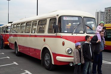 Przede wszystkim pojazdy zabytkowe obsługujące linię A #Ogórek #Ogórki #SAN #JelczMex272 #Jelcz043 #Ikarus260 #Solaris #Skoda #KarosaJelczPR110U #NocMuzeów