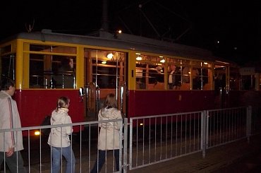 Wystawa zabytkowych tramwajów na pl. Narutowicza. #Ogórek #Ogórki #SAN #JelczMex272 #Jelcz043 #Ikarus260 #Solaris #Skoda #KarosaJelczPR110U #NocMuzeów