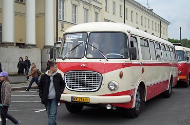 Przede wszystkim pojazdy zabytkowe obsługujące linię A #Ogórek #Ogórki #SAN #JelczMex272 #Jelcz043 #Ikarus260 #Solaris #Skoda #KarosaJelczPR110U #NocMuzeów