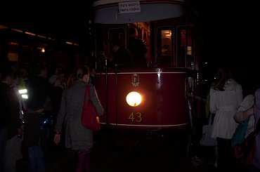 Wystawa zabytkowych tramwajów na pl. Narutowicza. W tym reflektorze znajduje się żarówka 60W na 127V (!) #Ogórek #Ogórki #SAN #JelczMex272 #Jelcz043 #Ikarus260 #Solaris #Skoda #KarosaJelczPR110U #NocMuzeów