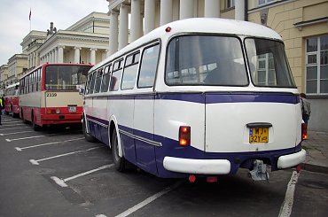 Przede wszystkim pojazdy zabytkowe obsługujące linię A #Ogórek #Ogórki #SAN #JelczMex272 #Jelcz043 #Ikarus260 #Solaris #Skoda #KarosaJelczPR110U #NocMuzeów