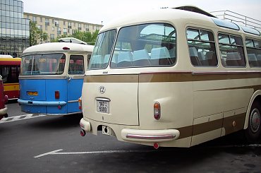 Bliżej Skoda 706 RTO Lux - przybyła na Zjazd Ogórków i warszawską Noc Muzeów z Czech. Dalej PKS-owska wersja Sana z warszawskiego KMKM #Ogórek #Ogórki #SAN #JelczMex272 #Jelcz043 #Ikarus260 #Solaris #Skoda #Karosa #JelczPR110U #NocMuzeów