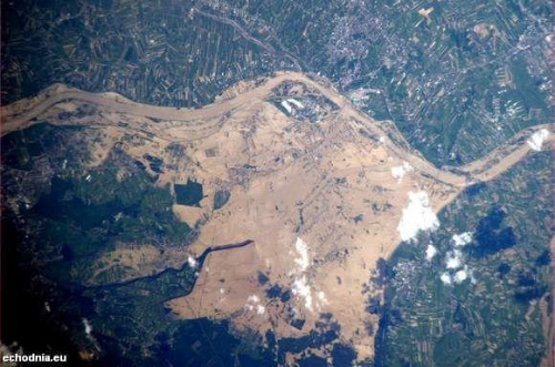 Zdjęcie satelitarne ze strony Świętokrzyskiego Echa Dnia, powierzchnia w kolorze kawy z mlekiem to teren zalewowy...