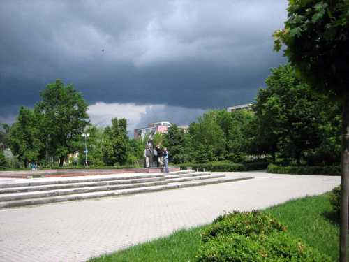 Park przed burzą - pomnik kurpianki