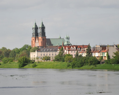 Katedra Poznańska widziana z mostu Św. Rocha poprzez wezbrane wody Warty