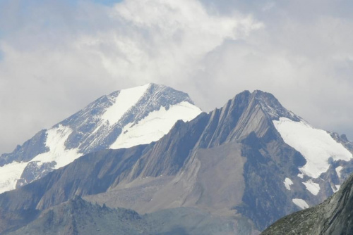 4.08.2007 Widok od schroniska, od lewej Eichham (3371 m), Seil Scharte, (3080 m), Seil Kopf (3209 m). #Austria #góry